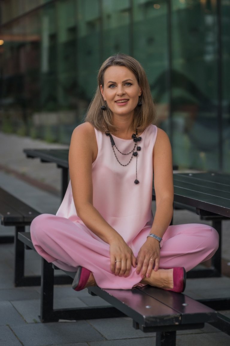 Ikki qiz onlaynda hojatxonaga siydi.